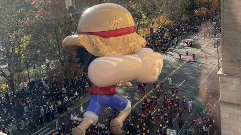 Disaster on the High Seas: One Piece Thanksgiving Parade Blunder as Luffy’s Iconic Straw Hat Collapses