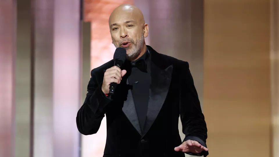 Jo Koy dient Golden Globes van repliek na kritiek op monoloog