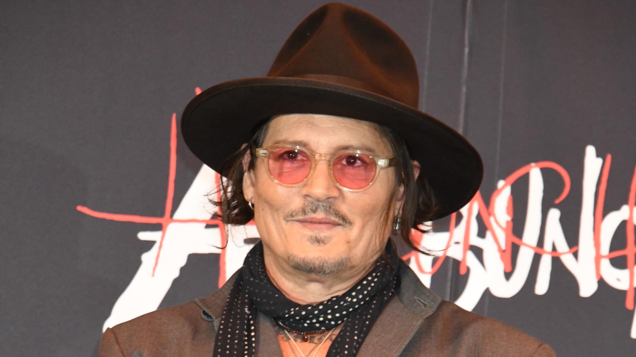 Johnny Depp Receives Special Jack Sparrow Curtain From Oda