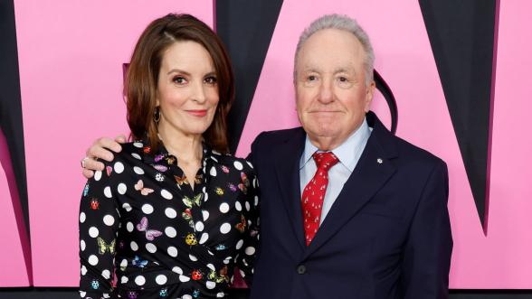 Lorne verklaart dat Tina Fey klaar is om SNL te leiden